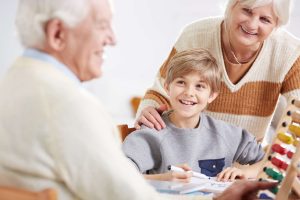 Mamie souriante entourée de ses petits-enfants heureux