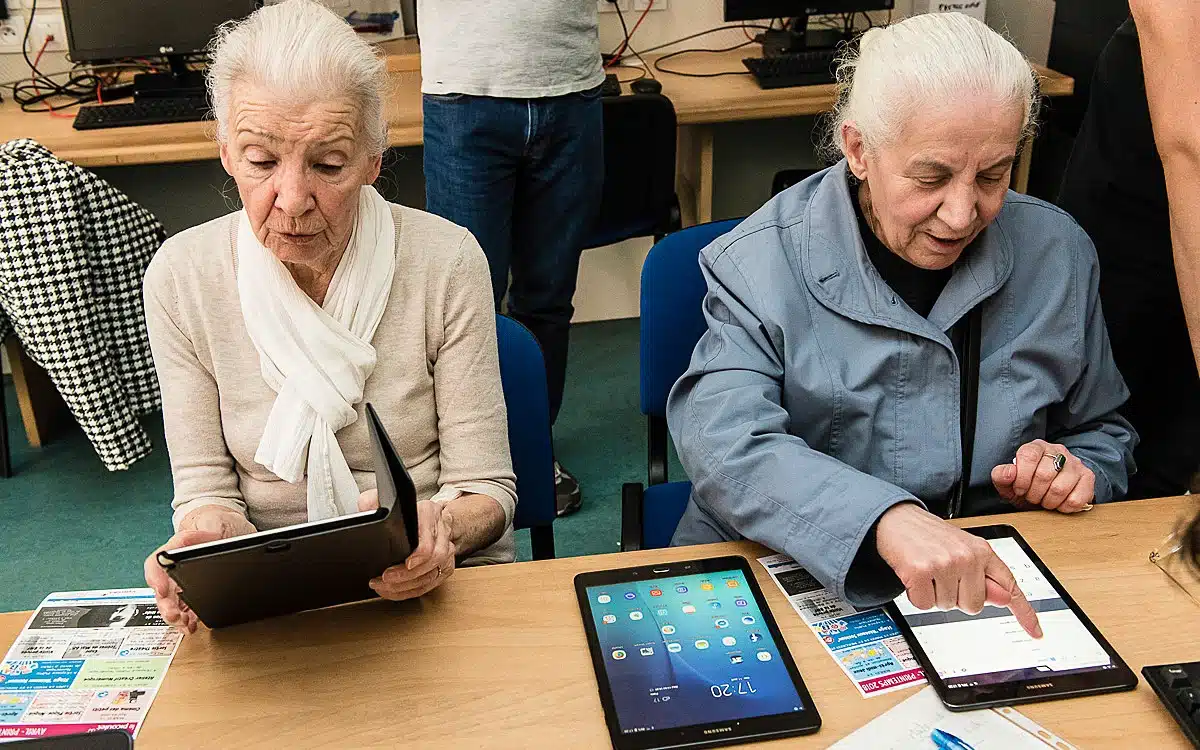 Vivre dans une résidence senior : Comment la technologie améliore-t-elle le quotidien ?