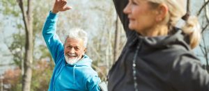 Senior pratiquant la randonnée en pleine nature