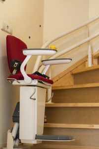 Installation d'un monte-escalier avec outils et étapes essentielles