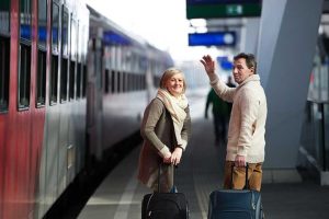 Voyageur senior attendant son train en gare